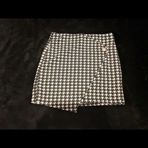 Shein mini wrap skirt black and white. Size medium